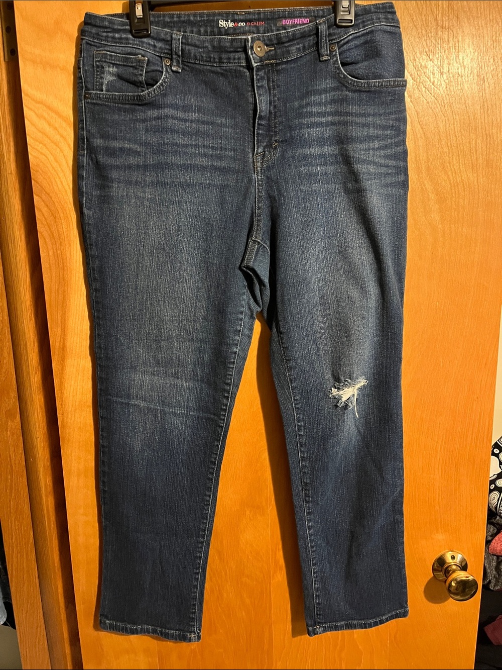 Style & CO. Denim Women's Boyfriend Distressed cropped Jeans 14W